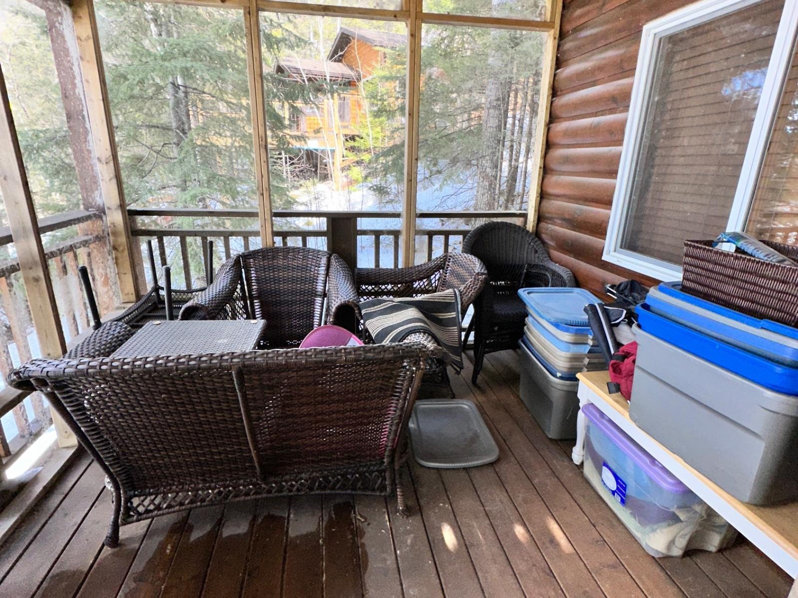 Caddy Lake Lakefront 4 Season Cottage - Screened Sun Room