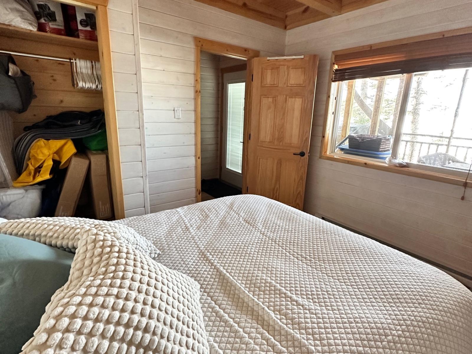 Caddy Lake Lakefront 4 Season Cottage - Bedroom