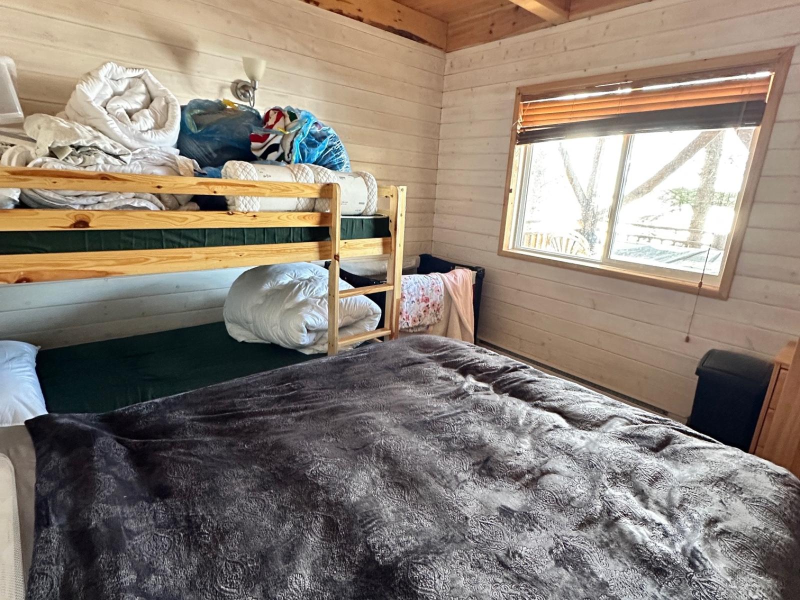 Caddy Lake Lakefront 4 Season Cottage - Bedroom