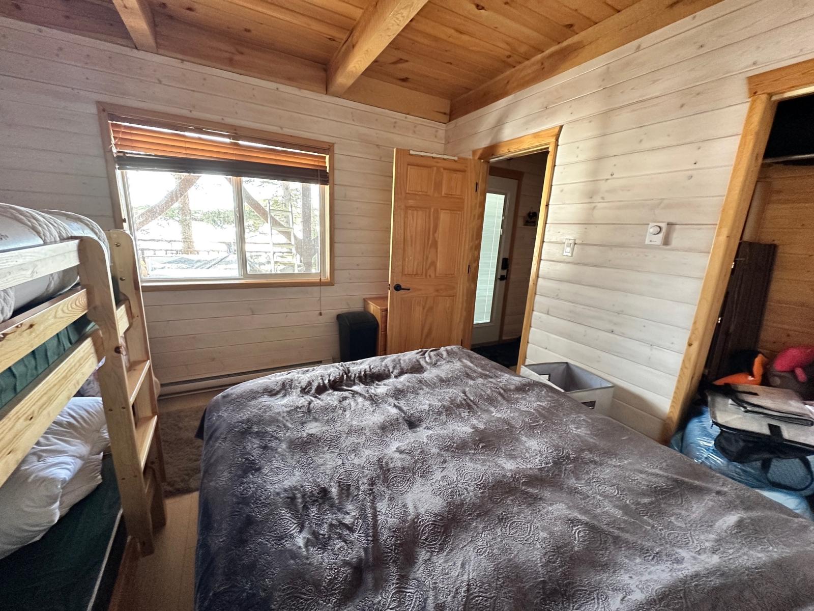 Caddy Lake Lakefront 4 Season Cottage - Bedroom