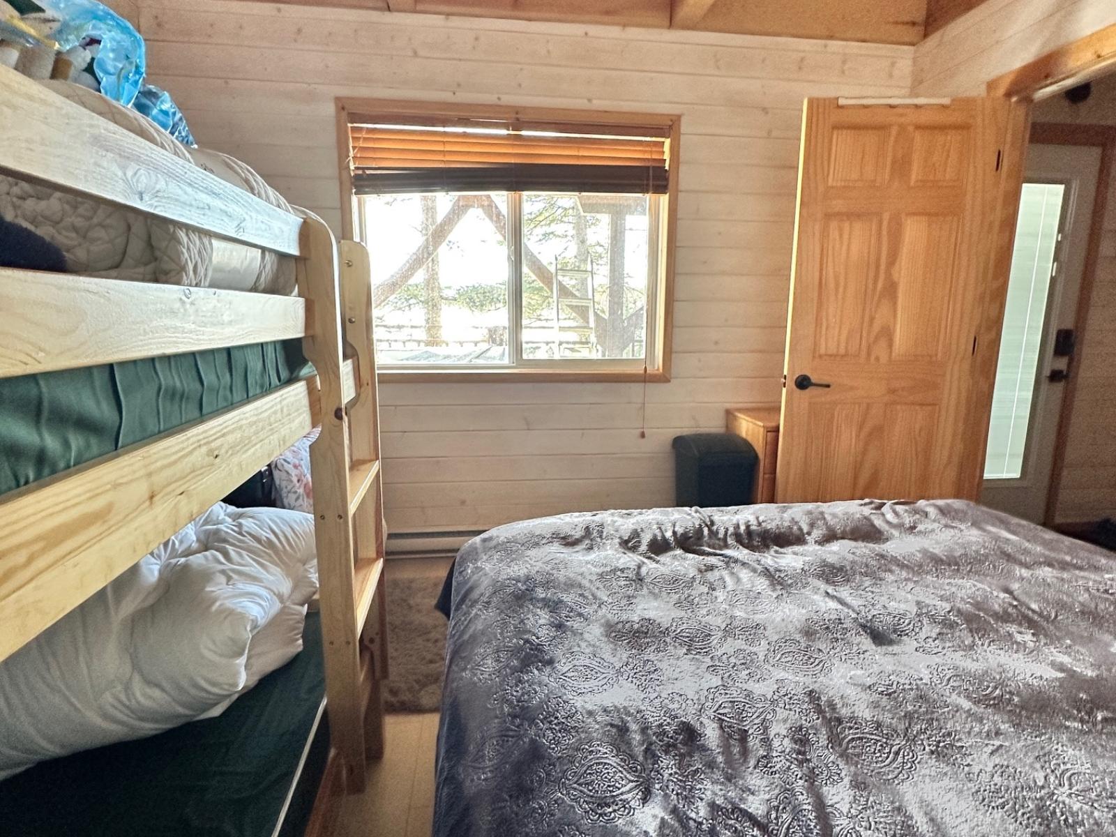 Caddy Lake Lakefront 4 Season Cottage - Bedroom