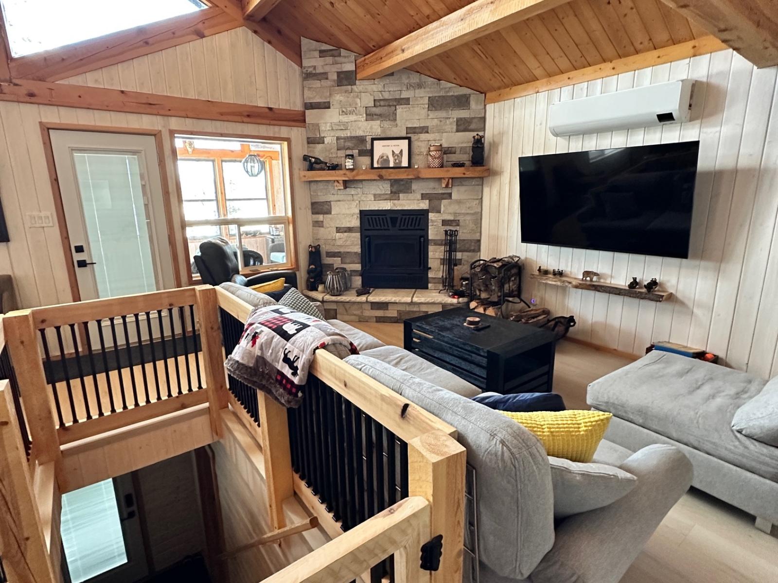 Caddy Lake Lakefront 4 Season Cottage - Livingroom