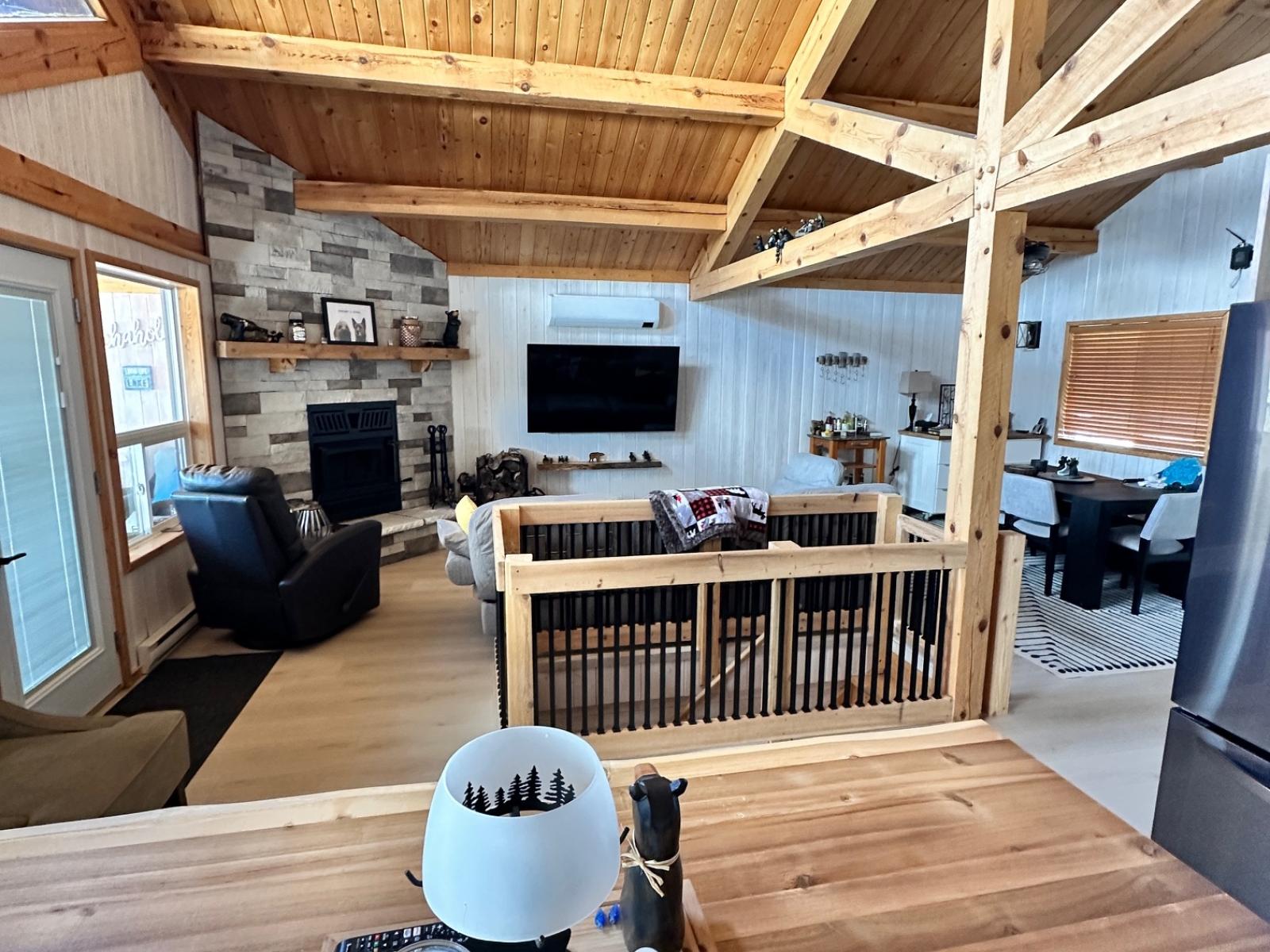 Caddy Lake Lakefront 4 Season Cottage - Living Room