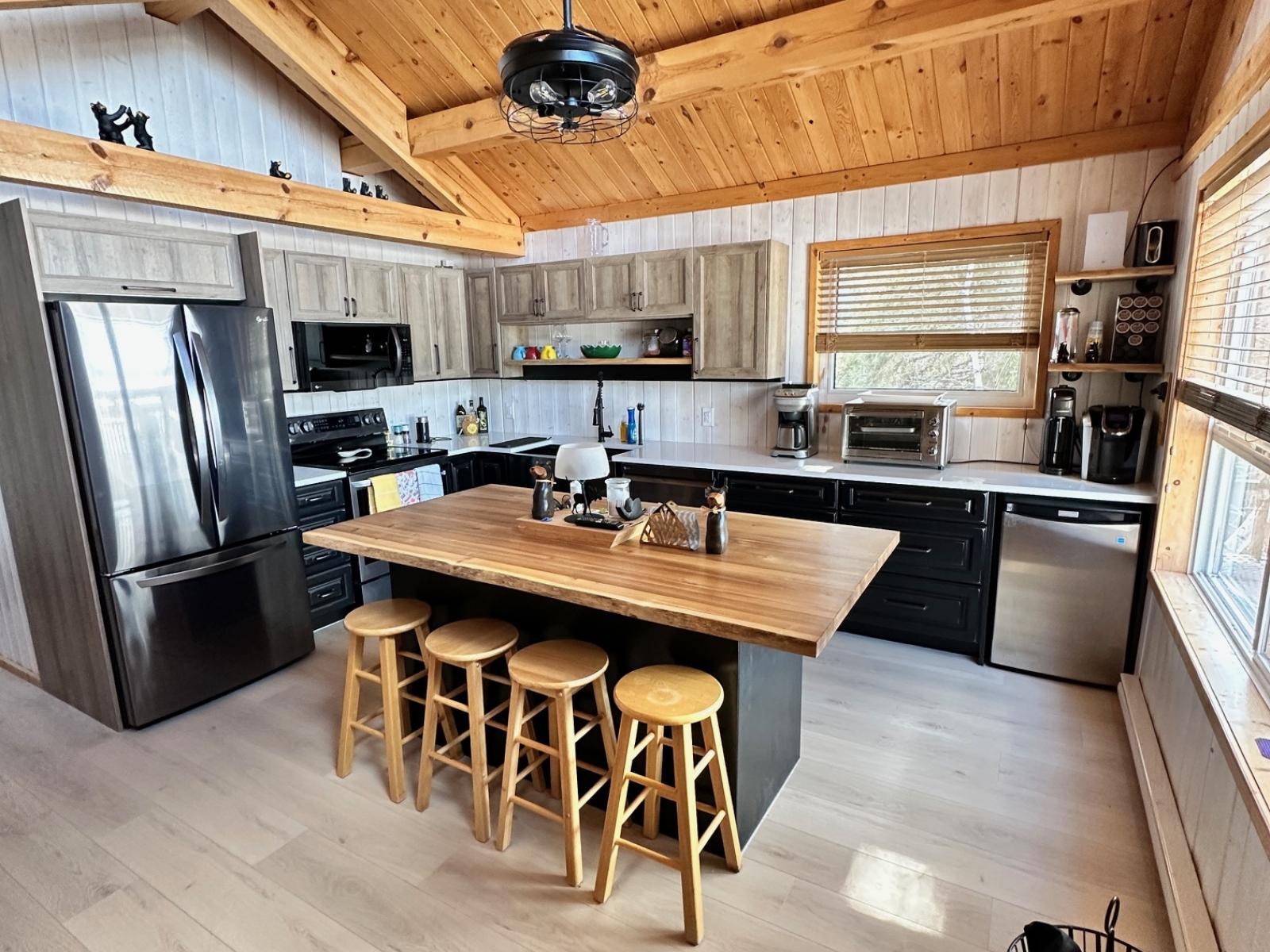 Caddy Lake Lakefront 4 Season Cottage - Kitchen