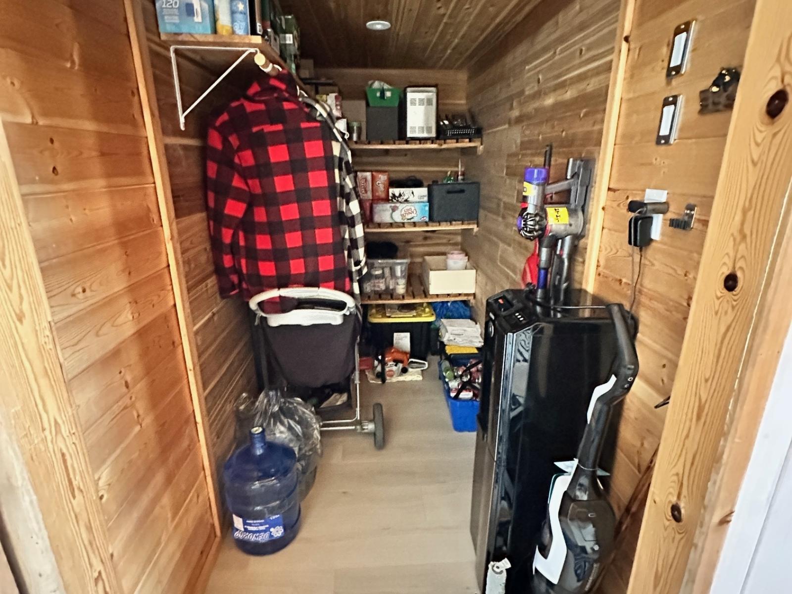 Caddy Lake Lakefront 4 Season Cottage - Storage Room