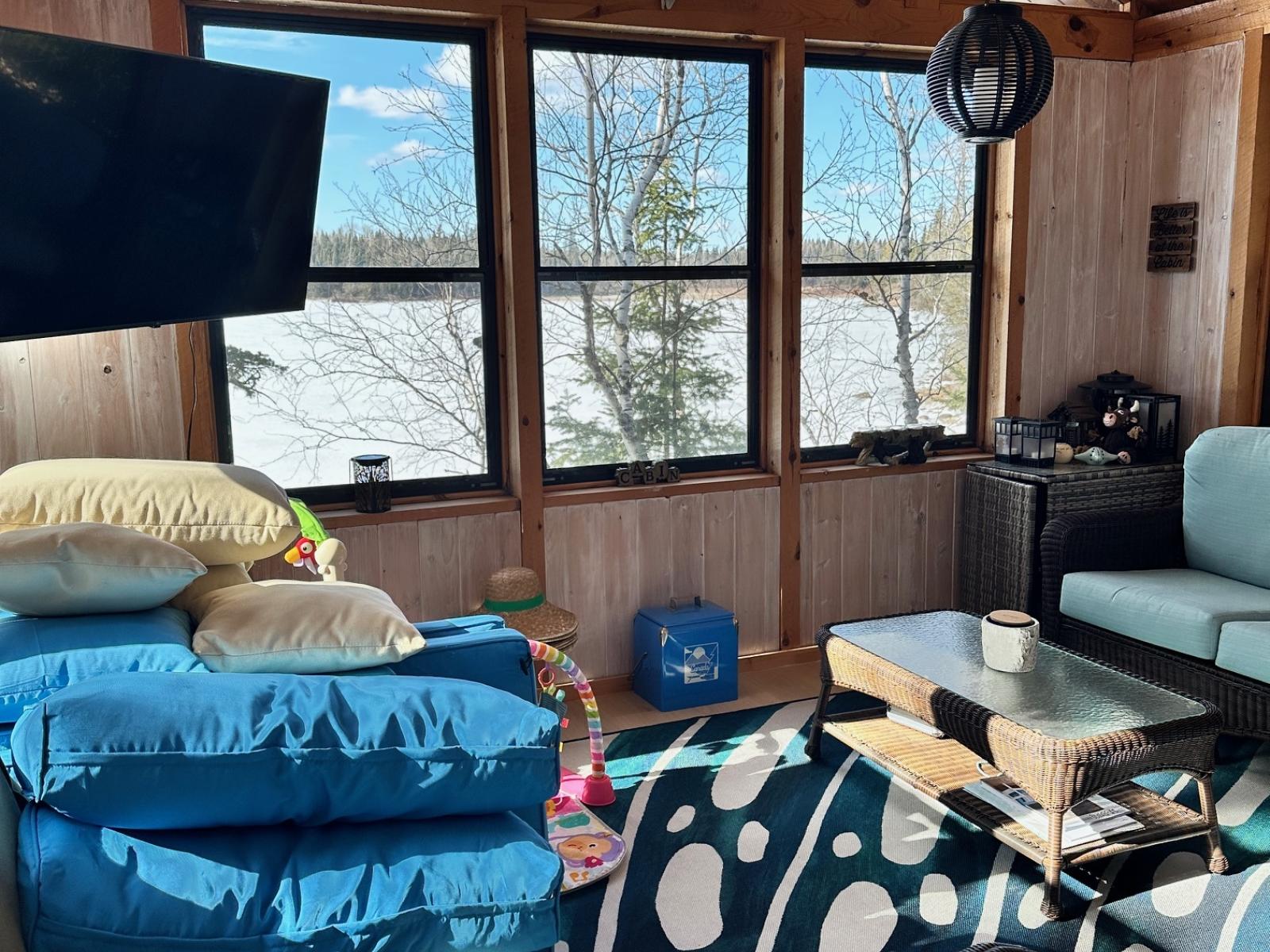 Caddy Lake Lakefront 4 Season Cottage - Sunroom
