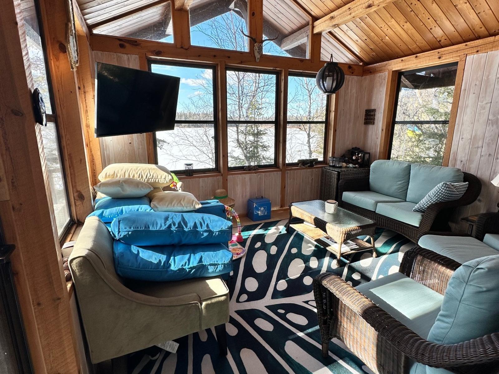 Caddy Lake Lakefront 4 Season Cottage - Sunroom