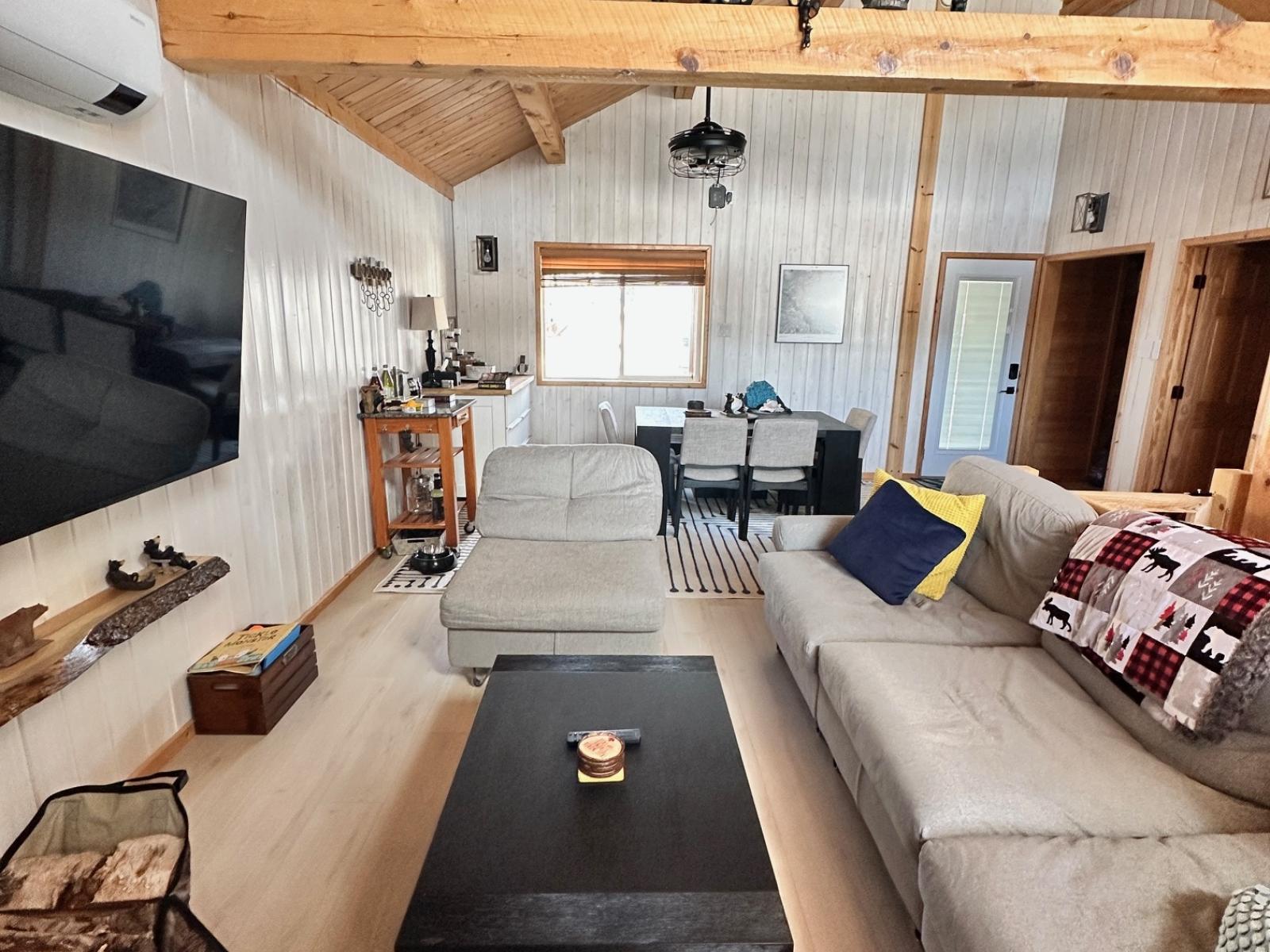 Caddy Lake Lakefront 4 Season Cottage - Living Room