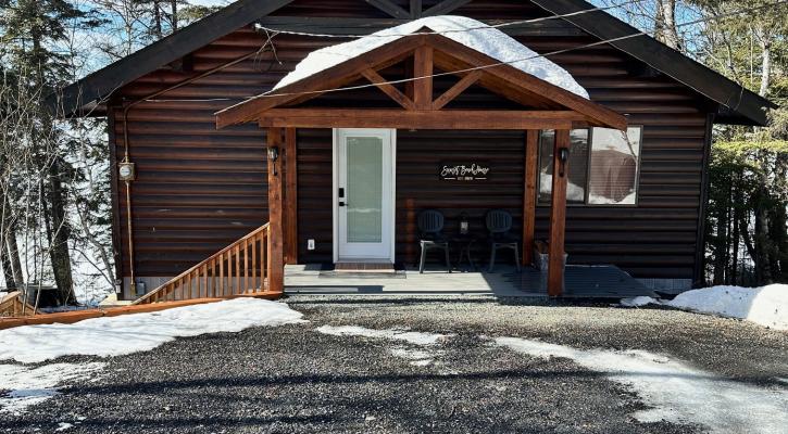 Caddy Lake Lakefront 4 Season Cottage